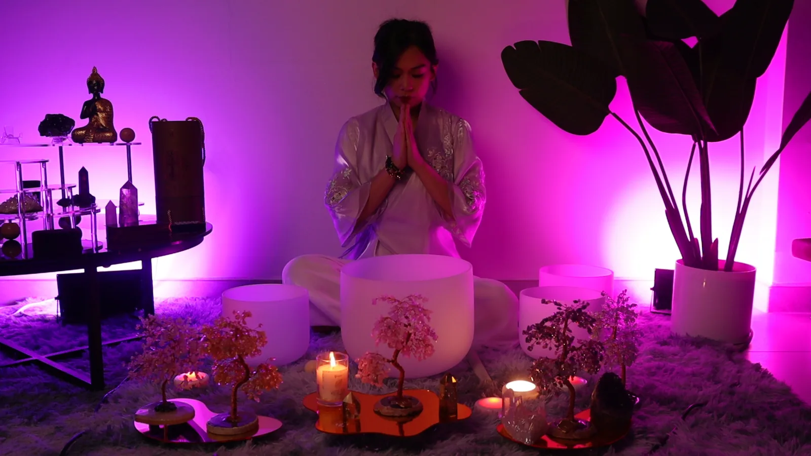 Bàn tay một người đang cầm viên đá thạch anh vàng, nhắm mắt và thiền định.