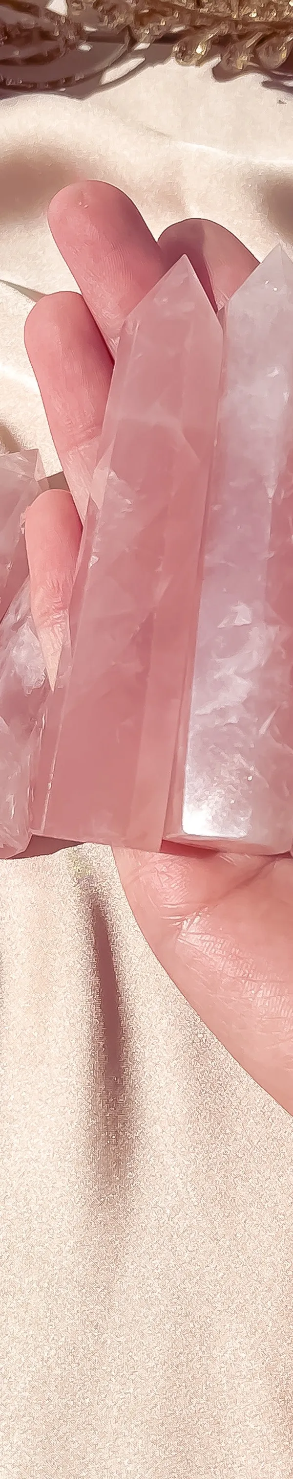 Duyên Khởi Thạch — Trụ Thạch Anh Hồng Khai Mở Tình Duyên