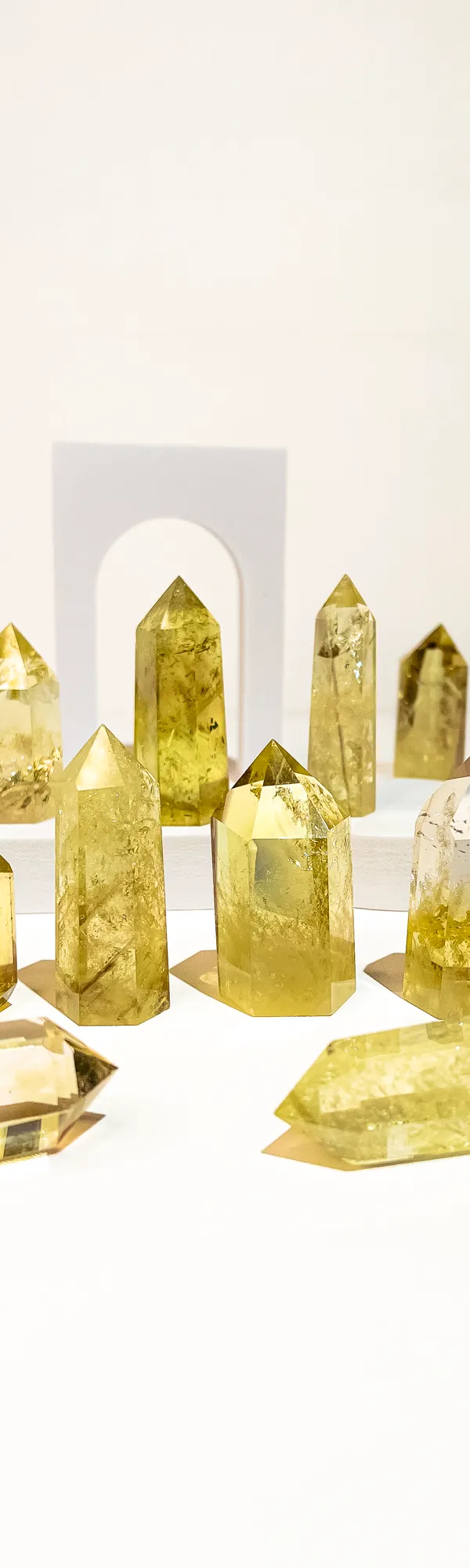 Hoàng Kim Trụ — Trụ Thạch Anh Vàng Kích Hoạt Cung Tài Lộc